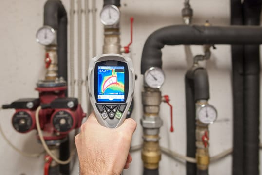 Plumber using a thermal imaging camera to inspect pipes in Loma Linda